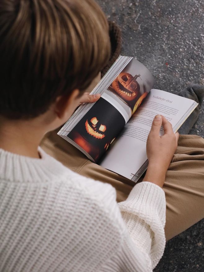 🎃 Halloween is coming! Temné večery, dýně na oknech, svíčky všude kolem … to miluju! A k tomu huňatý svetr, co vás zahřeje...